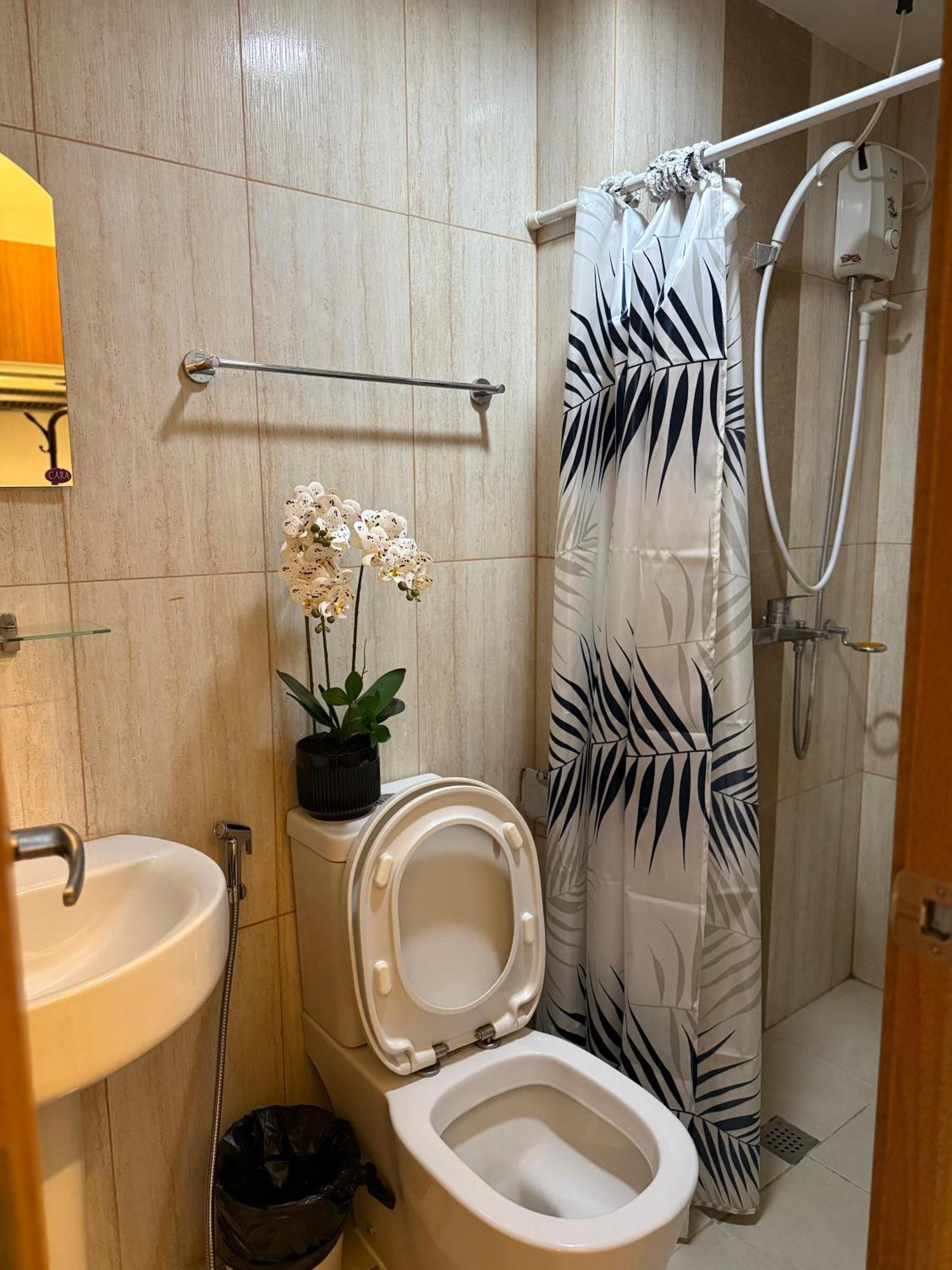 8 Adriatico Staycation Манила Экстерьер фото